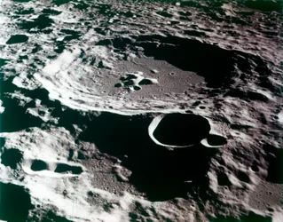 Vista de perto de uma cratera na superfície da Lua.