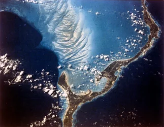 Terra vista do espaço - Ilha Eleuthera, Bahamas, década de 1980.