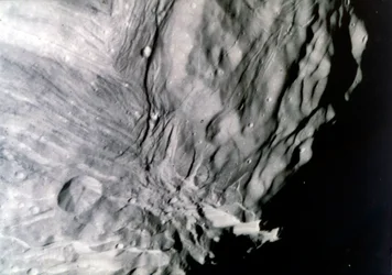 Miranda, uma das luas de Urano, vista da Voyager 2, 24 de janeiro de 1986.