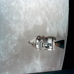 Os módulos de comando e serviço da Apollo 15 em órbita lunar, 1971.