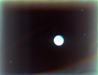 Urano com os satélites Miranda, Ariel e Umbriel, da Voyager 2, 24 de janeiro de 1986.