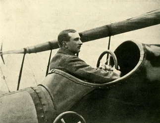 Tenente de vôo CH Collet, RN, DSO, c1914, c1920.