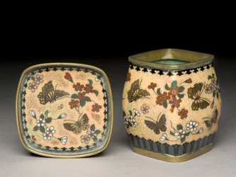 Prato e jarra pequena, período "Meiji", século XIX (cloisonne esmaltado)