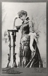 Retrato de Sarah Bernhardt (1844-1923) tirado nos Estados Unidos (foto a p/b)