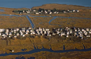 Fotografia aérea de casas ao longo da King Street, a espinha dorsal do povoamento da Ilha de Tânger...