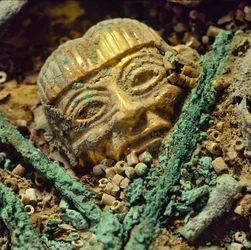 Conta de cabeça em ouro enterrada no túmulo real Moche do Velho Senhor de Sipan