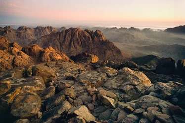 Fotografia da paisagem das montanhas, vales e deserto do Sinai a partir do pico de J...