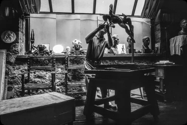 O escultor Walker Hancock a trabalhar no seu estúdio de arte