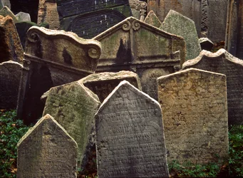 Lápides no antigo cemitério judeu em Josefov, o bairro judeu da Cidade Velha, Praga...