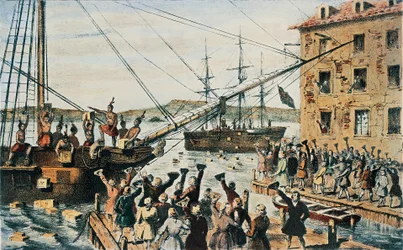 Boston Tea Party, baús de chá inglês atirados ao mar no Porto de Boston por colonos, 16 de dezembro