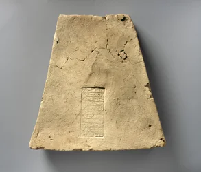 Tijolo com a inscrição de Assurbanipal descrevendo o trabalho de construção em Ekur, c.668-631 aC (cerâmica)