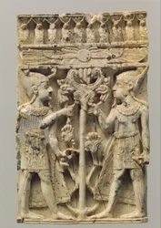 Placa de móveis esculpida em alto relevo com duas figuras egípcias flanqueando uma árvore voluta, do século 9 a 8 a.C. (marfim)