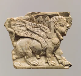 Placa de móveis esculpida em relevo com esfinge, séculos c.9-8 aC (marfim)