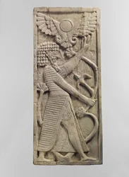Placa de móveis esculpida em relevo com uma figura masculina segurando uma árvore, c. 8º século AC (marfim)