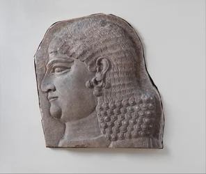 Cabeça de um assistente real imberbe, possivelmente um eunuco, c.721-05 aC (alabastro de gesso)