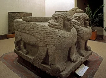 Art neo hittite: base de coluna em basalto decorado de esfinge. do site do Samal (atual Sam