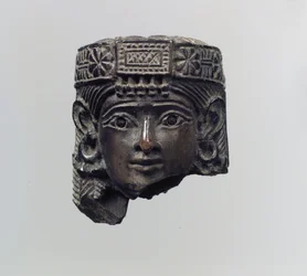 Cabeça de figura feminina, século VIII aC (marfim)