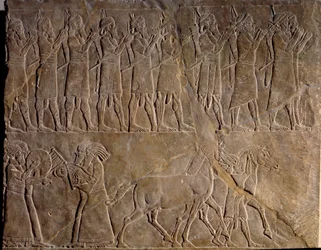 Os músicos da Armee de Assurbanipal. Baixo relevo em calcário por volta de 640 a.C. (período Neo-Assírio, v.1000-612 a.C.). Descoberto em Nínive, Mesopotâmia. Museu do Louvre.