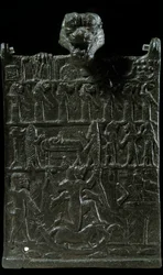Mesopotâmia: placa de conjuração em bronze contra a divindade demoníaca Lamashtu. Representação de uma cena de exorcismo. Período neo-assírio (1000-612 a.C.). 750 a.C. Paris, Museu do Louvre