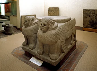 Art neo hittite: base de coluna em basalto decorado de esfinge. do site do Samal (atual Sam