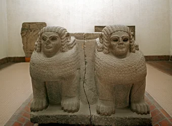 Art neo hittite: base de coluna em basalto decorado de esfinge. do site do Samal (atual Sam