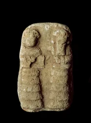 Civilização suméria: casal de deuses no trono. Escultura em terracota. Dimensões: 9 cm. Período neossumério (entre 2093 e 2004 a.C.). Bagdade, Museu Nacional do Iraque