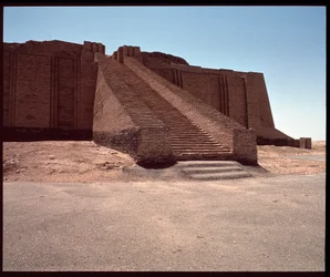 Vista da escadaria do zigurat reconstruído, 2050 a.C.