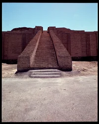 Vista da escadaria do zigurat reconstruído, 2050 a.C.