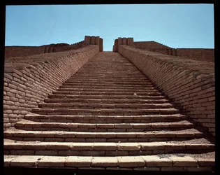 Vista da escadaria do zigurat reconstruído, 2050 a.C.