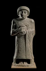 Arte suméria: pormenor da estátua de Gudea, príncipe de Lagash, conhecida como «com o vaso jorrante» e dedicada à deusa Geshtinanna