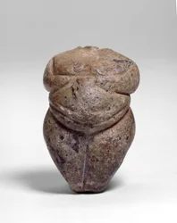 Figura em pé sem cabeça de Cukurdent, Neolítico. c.3rd milênio aC (calcário)