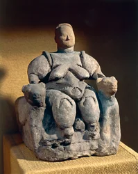 Estátua de terracota de uma deusa-mãe, de Çatal Hüyük ou Çatalhöyük, VI milénio a.C.