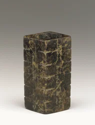 Tubo alto (cong) região do Lago Tai, cultura Liangzhu, 3300-2250 aC (jade)
