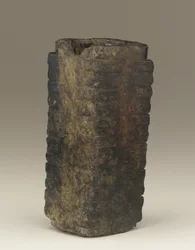 Tubo alto (cong) região do Lago Tai, cultura Liangzhu, 3300-2250 aC (jade)