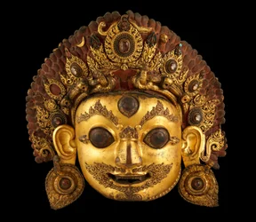 Cabeça de Bhairava, século XVI (cobre dourado pintado e cristal de rocha)