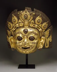 Máscara de Bhairava (repoussé de cobre dourado e pedras preciosas)
