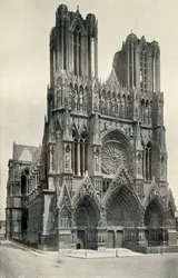 Um grande edifício gótico: a Catedral de Reims, construída nos séculos XIII e XIV, c1930.