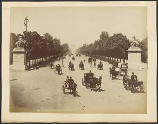 Paris: Avenue des Champs-Elysées