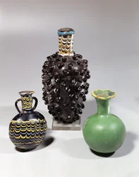 Vasos egípcios: cacho de uvas, romã e motivo de onda (vidro)