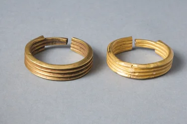Brincos de argola, dinastia XVIII-XIX (ouro)