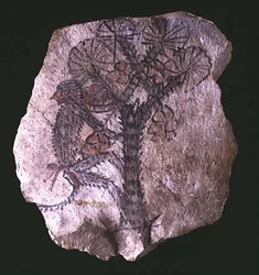 Ostracon representando um macaco a subir a uma árvore