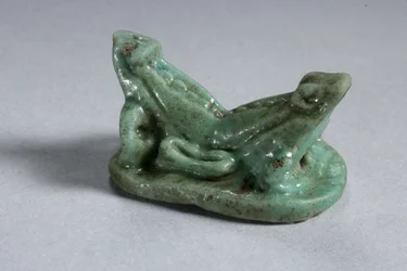 Scaraboid de dois Frogs conjunta, 18-19th dinastia, 1540-1186 aC (faiança) (ver 270367 para o lado de baixo)