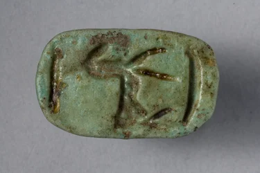 Selo de Scaraboid, 18a-19a dinastia, 1540-1186 aC (faiança) (parte de baixo de 270366)
