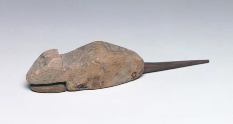 Rato de brinquedo com uma mandíbula em movimento (madeira)