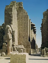 Vista da Grande Corte, a entrada para o Salão Hipostilo e uma estátua de Ramsés II (c.1279-1213 aC) no Templo de Amon