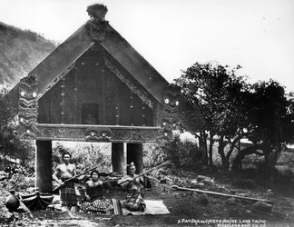 Uma casa de Patuka ou de chefes, Lake Taupo, Nova Zelândia, c.1863-80