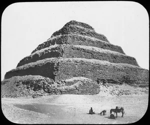 Pirâmide escalonada do rei Djoser, Saqqara, Egito, c1890