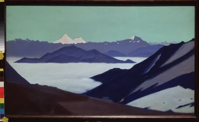 Himalaias (Tibete). Os Himalaias. Nevoeiro nas montanhas. Trabalho de Nicholas Roerich (1874-1947), tempera sobre tela, antes de 1936. Arte russa, século XX, simbolismo. Museu Estatal Russo, São Petersburgo.