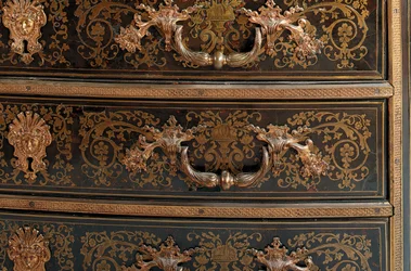 Detalhe de uma cômoda Luís XIV (ormolu, latão, tartaruga e boulle de ébano) (ver também 486114-19)