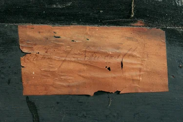 Detalhe de uma cômoda Luís XIV (ormolu, latão, tartaruga e boulle de ébano) (ver também 486114-19)